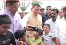 Photo of सीएम धामी ने बच्चों के लिए तोड़ा प्रोटोकाल, सेल्फी लेने के लिए खुद थामा मोबाइल