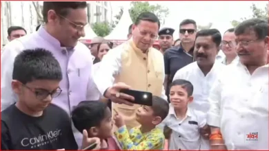 Photo of सीएम धामी ने बच्चों के लिए तोड़ा प्रोटोकाल, सेल्फी लेने के लिए खुद थामा मोबाइल