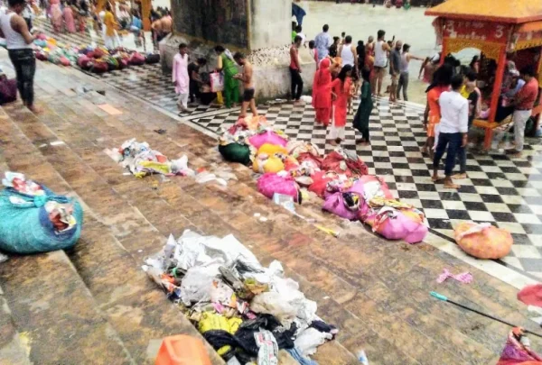 Ganga banks littered with garbage