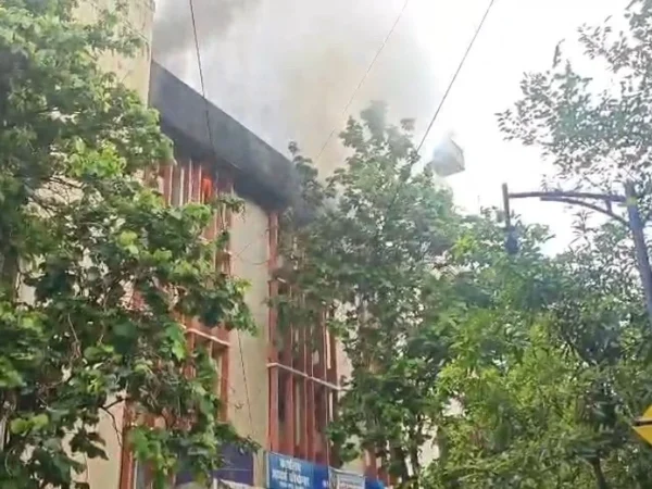 A massive fire broke out in Jawahar Bhawan in Lucknow.