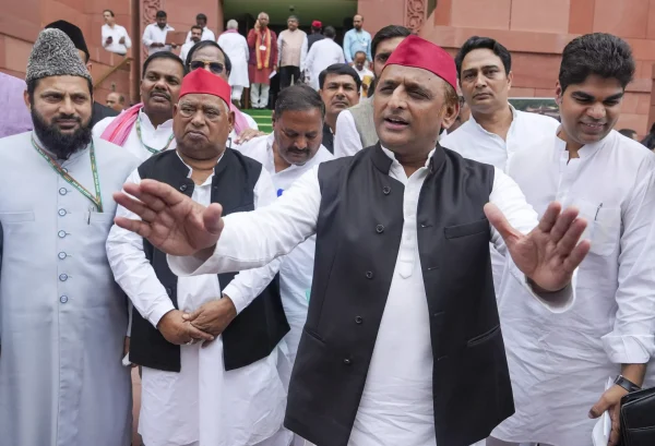 Akhilesh and Jayant clash over 'Chavanni'