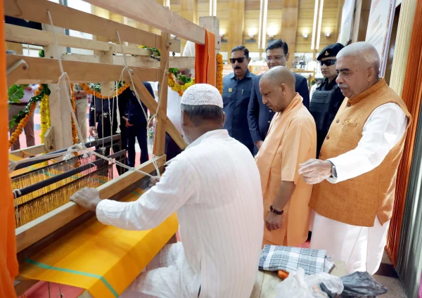 CM YOGI HandloomDay